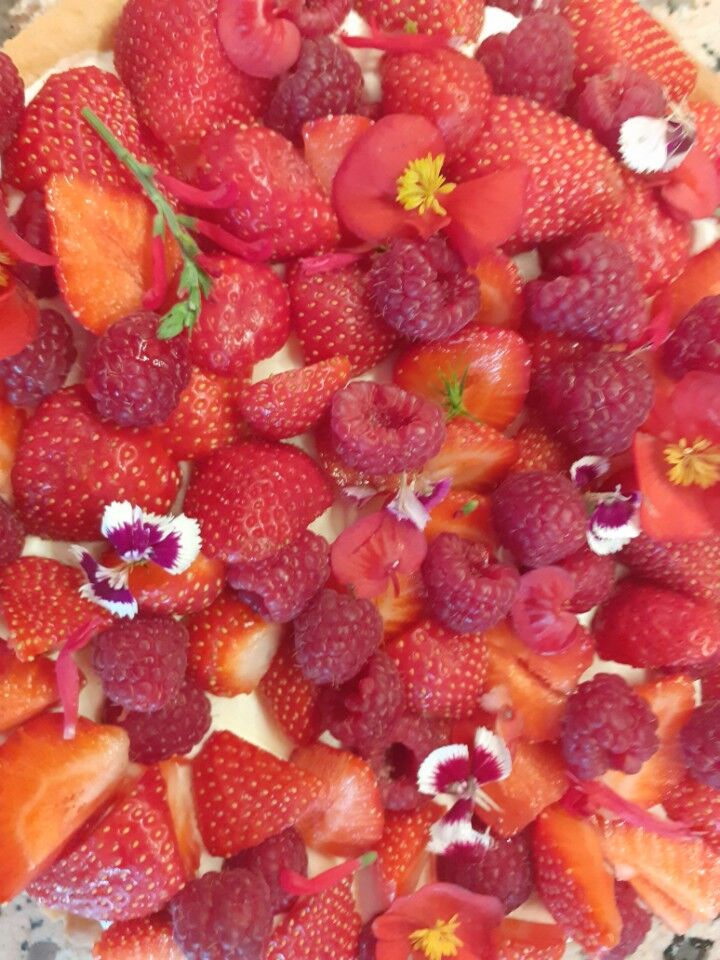 Tarte fraises framboises fleurs
8 personnes 32 €