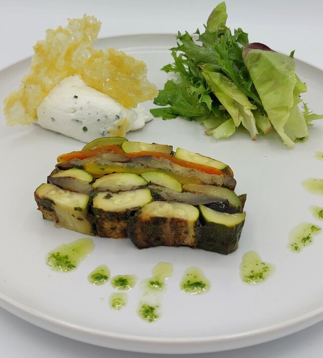 Pressé de légumes grillés au basilic, mousse fromage blanc herbacée,
crackers de Comté fruité, salade verte 