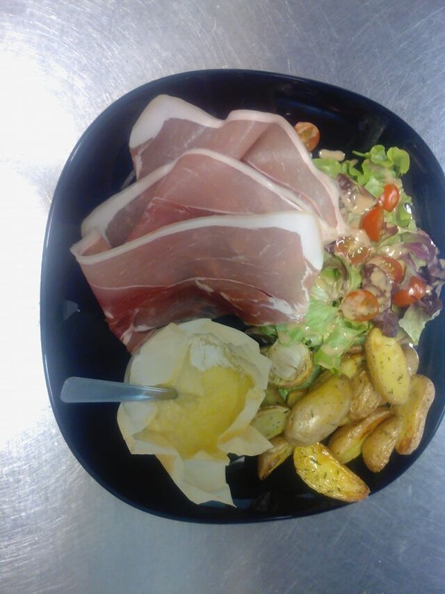 Camembert rôti , jambon cru et pommes sautées