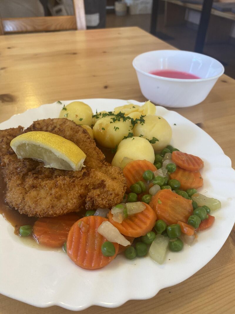 Schnitzel mit buntem Gemüse und Petersilieenkartoffeln, dazu ein Dessert