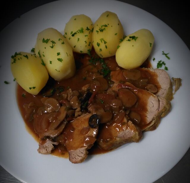 Filet mignon de porc aux champignons frais et ses pommes vapeur