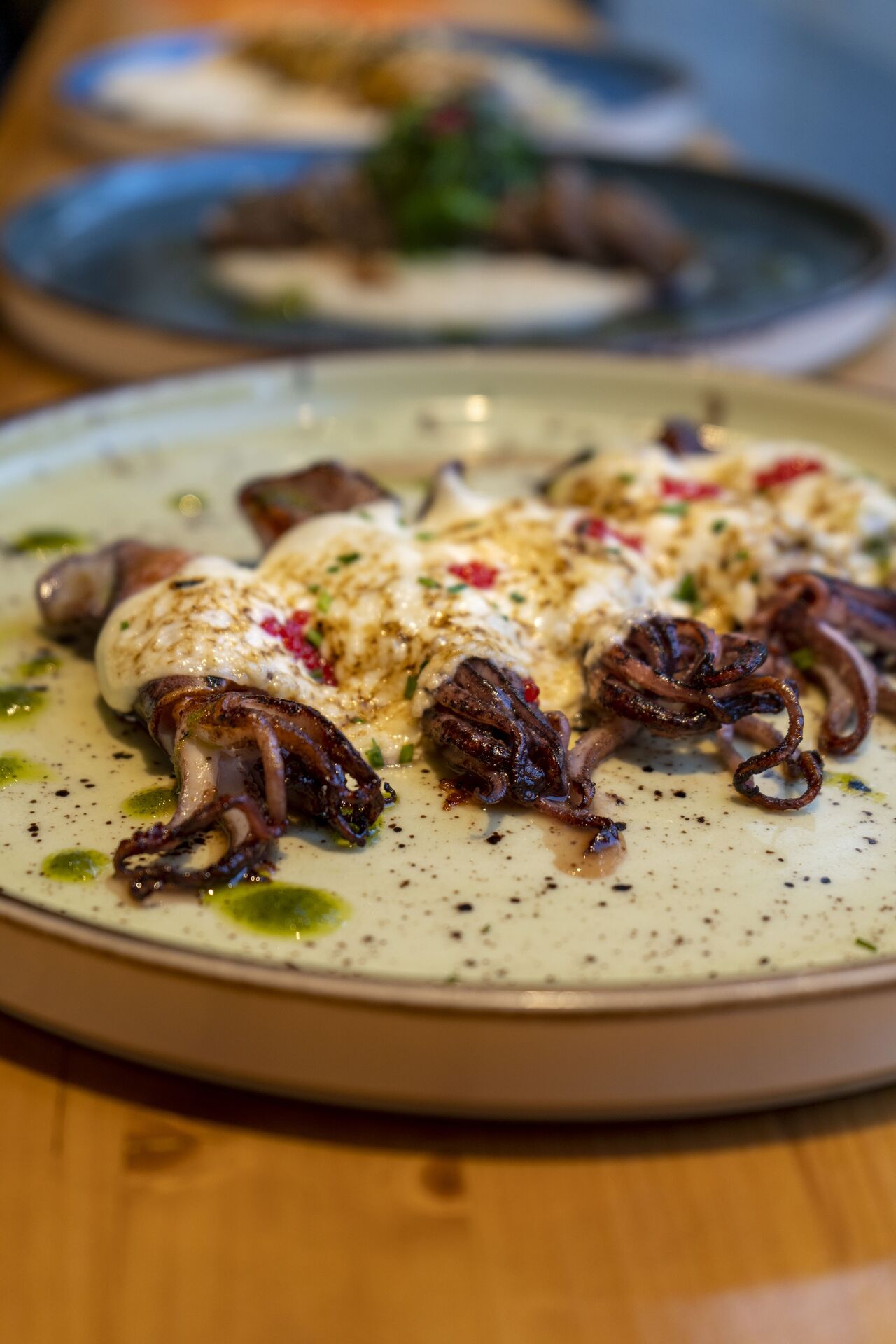 chipirones a la plancha con espuma de alioli y miel 