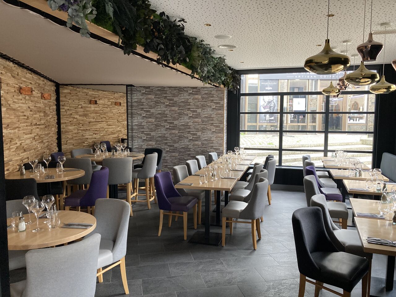 Notre piece, du fond, peux accueillir jusqua 30 personnes. Coin privé pour soirée, groupe. ... 