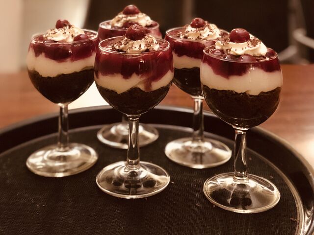 hausgemachtes Schwarzwälder-Kirsch-Dessert 