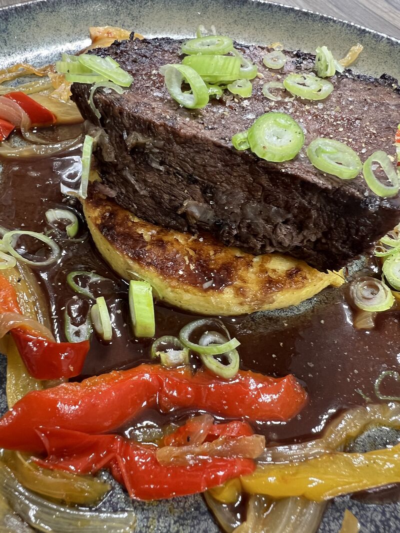 Le Paleron de Boeuf Basse Température Jus Cap Corse, Galette de Maïs et Piperade de Poivrons
