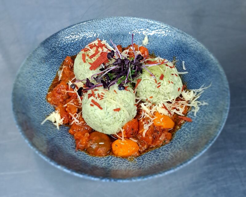 Bärlauch-Topfenknödel mit Tomatenragout und Bergkäse