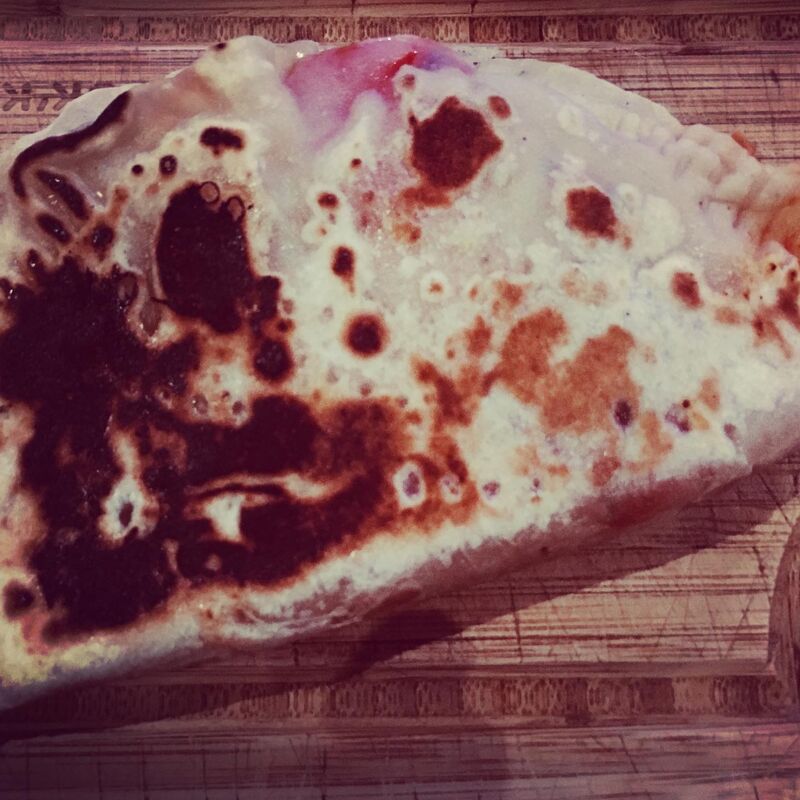 Crescione mozzarella - sauce tomate- salami piquant -poivrons