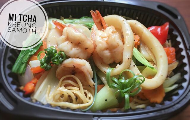 Mi tcha kreung samoth ( nouilles sautées aux calamars et crevettes)