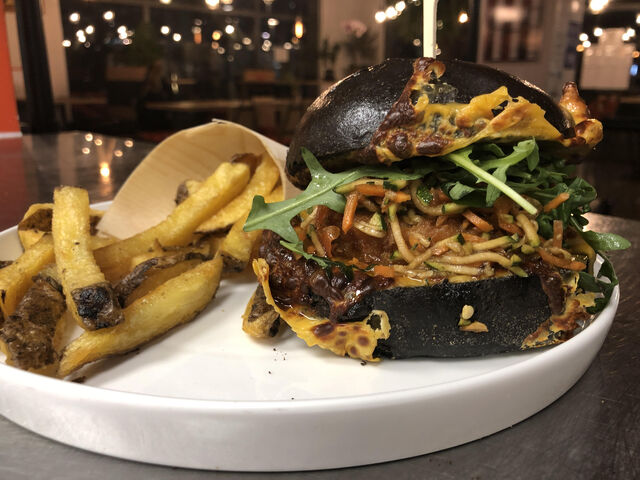 Le burger exotique version charbon végétal /cabillaud pané