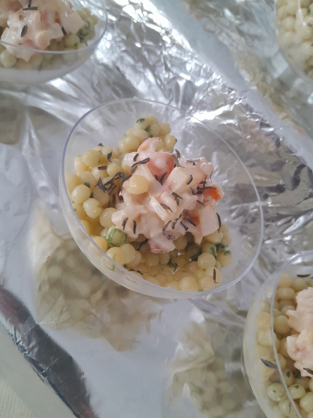 Verrines perles ail des ours et cocktail de crevettes surimis