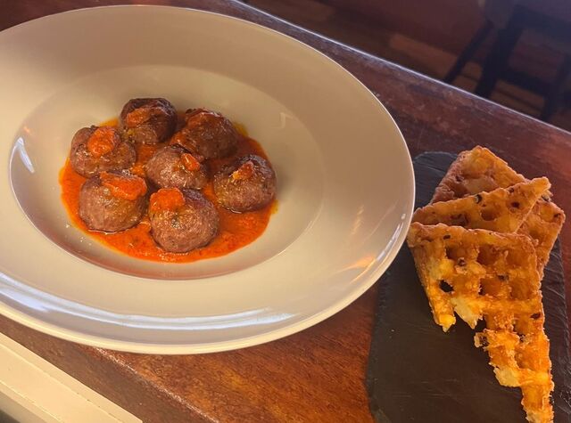 Albondigas, sauce au poivrons et chorizos