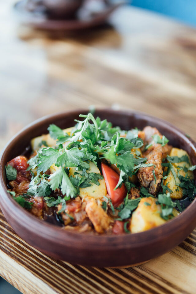 Оджахурі - тушковані свинячі реберця з овочами та картоплею