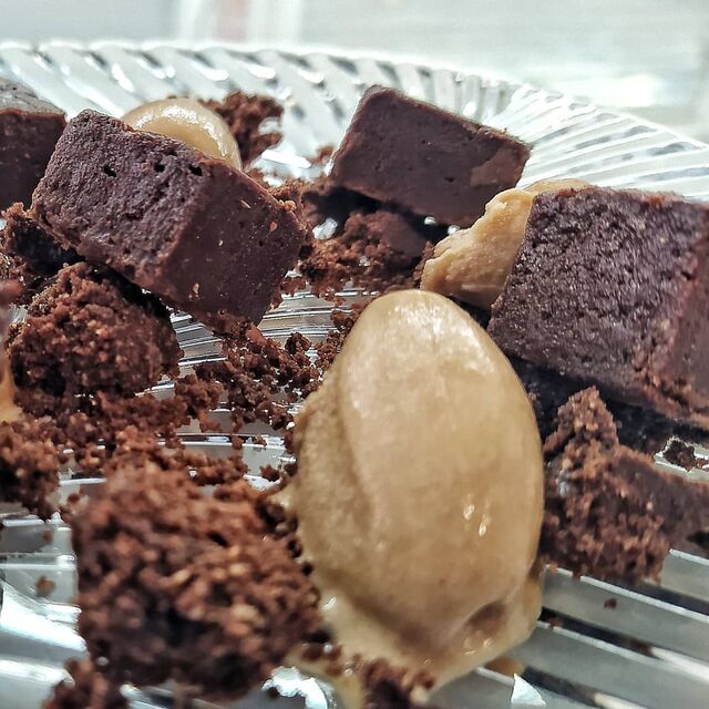 Fudge de Chocolate, Sumac, Naranja y Pimienta Sansho. Streussel Salado, Helado de Cerveza Porter