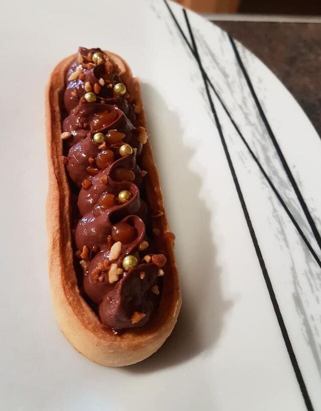 Tartelette compoté de poire ganache chocolat noir service à l'assiette 