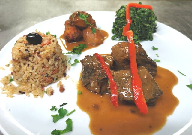 Vitela assada à Lafões
(com batata assada, arroz de enchidos e grelos salteados)