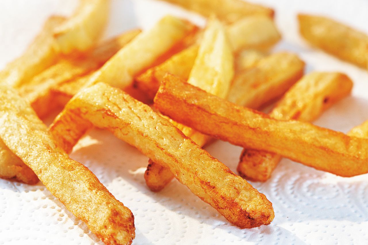 Leckere halbe Hähnchen, Currywurst, Pommes und mehr