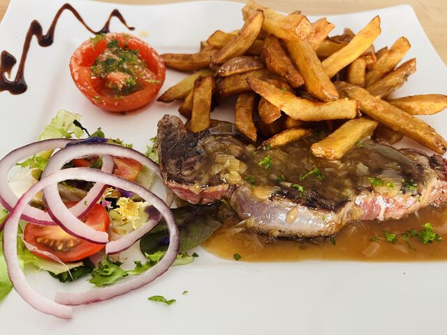 Faux filet frites maison tomate provençale