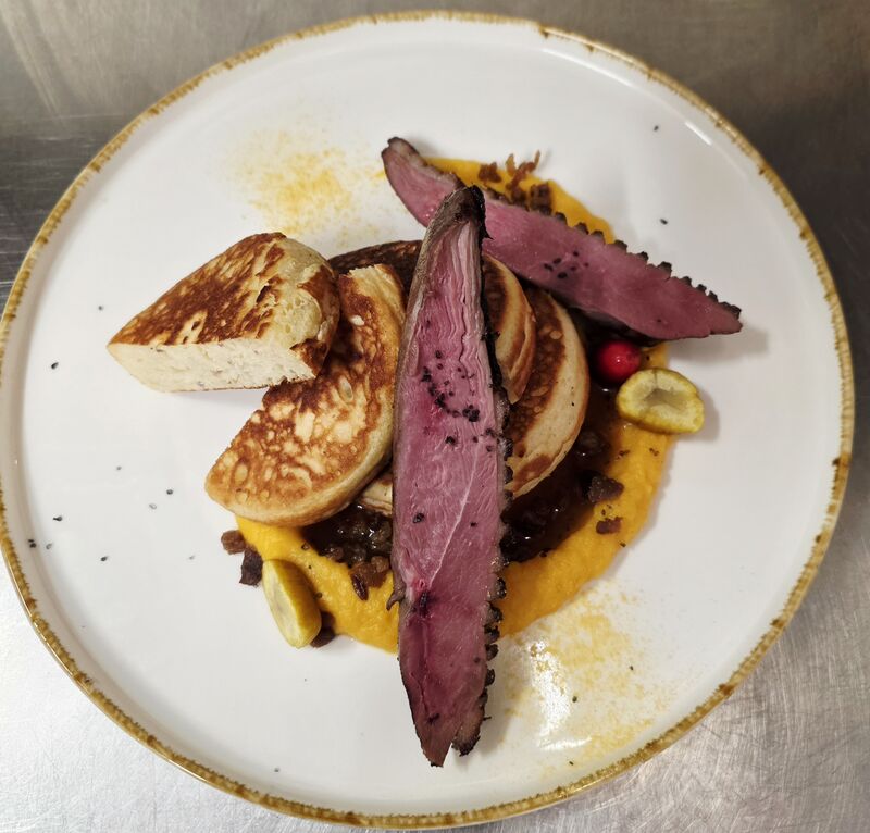 Husí prso Sous vide, dýňové pyré, kaštanové lívance