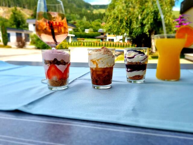 Erdbeer-Mascarpone auf Butterkeks, Apfel-Crumble mit Schuss, Heidelbeer-Amarettini