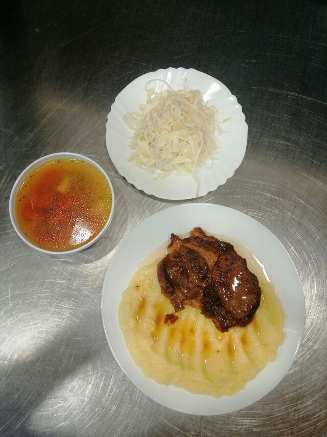 Juha, svinjski vrat na žaru, krumpir pire, salata