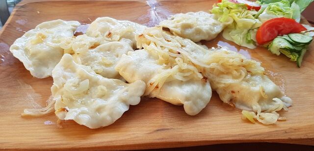 Pierogi ( Maultaschen ) mit Fleischfüllung, Kraut und Steinpilzen, Quark und Kartoffeln