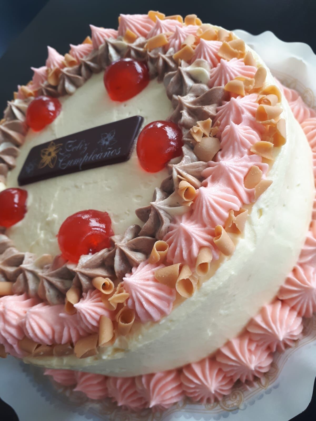 Tarta de mantequilla rellena de crema al gusto del cliente 