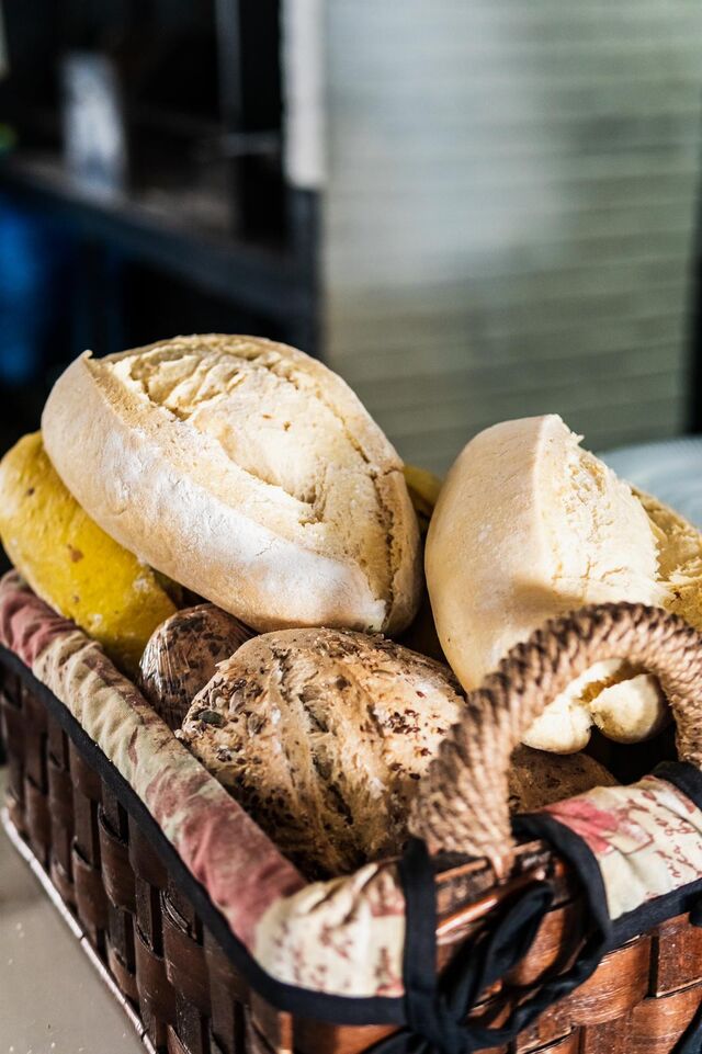 Nuestra variedad de pan, masa madre, curry con pasas y semillas.