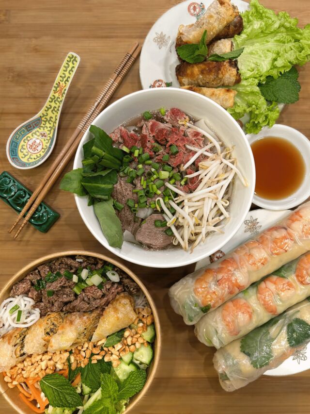 Soupe phô, bo bun, rouleaux de printemps crevettes, nems au porc