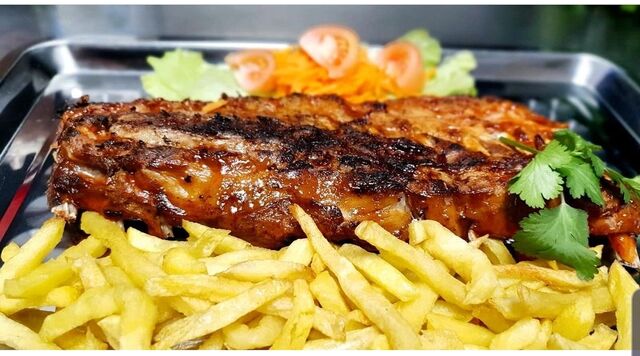 Costillar a la Brasa con salsa barbacoa sola o con guarnición 