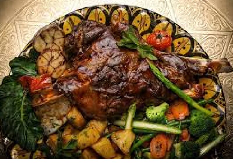 Méchoui d'agneau
(Épaule d'agneau cuite au four et doré avec sauce maison)
Sur commande