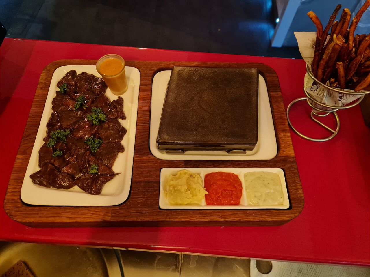 Notre Pierrade Kangourou, accompagné et ses sauces, de son petit gaspacho et bien évidemment de ses frites et le tout maison 