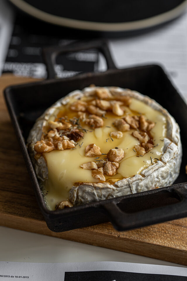 Fondant de Camembert com mel DOP Serra da Lousã e nozes