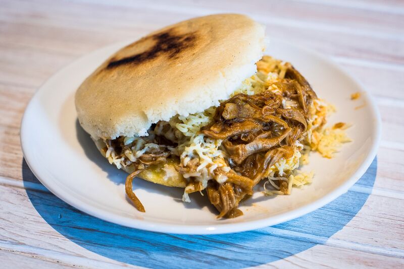 Arepa asada / Masa de maíz cocido de gran tamaño, relleno de carne mechada con queso amarillo