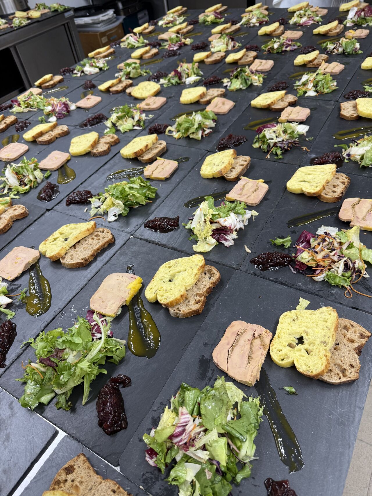 Foie gras de Canard cuit au torchon, Chutney d’Or & son duo de petits pains 🦆