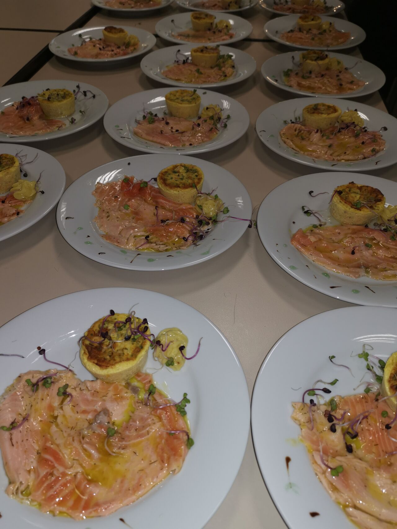 Duo de saumon, Carpaccio à l'aneth et terrine au saumon fumé et petits légumes