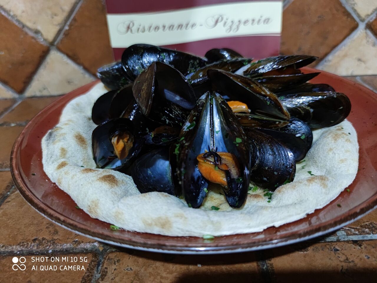 Cozze alla Marinara su pane pizza