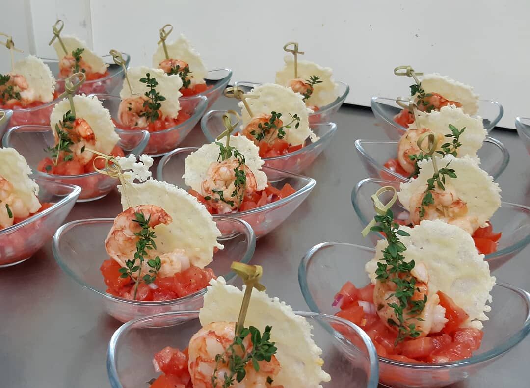 Knoblauch - Kräuter Garnele auf Tomatensalsa mit Parmesanchip & Zitronenthymian