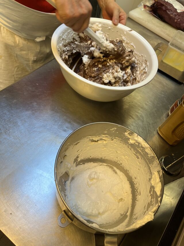 Mousse au chocolat en préparation