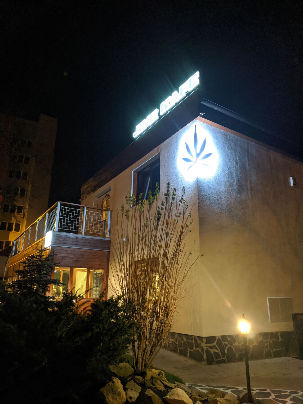 V noci to u nás pěkně svítí :-)