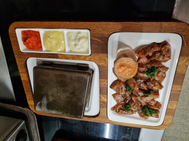 Notre Pierrade de Poulet, accompagné et ses sauces, de son petit gaspacho et bien évidemment de ses frites et le tout maison 