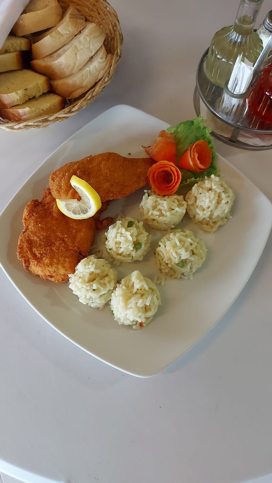 Pileći bečki odrezak, rizi bizi, salata