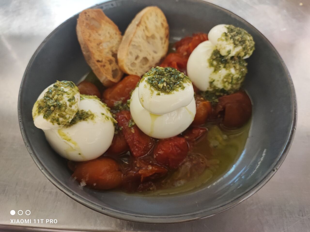 Burrata, tomates confites et pesto maison