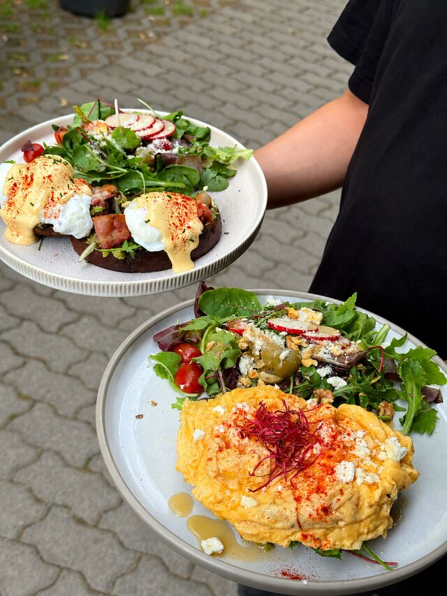 EGGS BENEDICT UND RÜHREI
