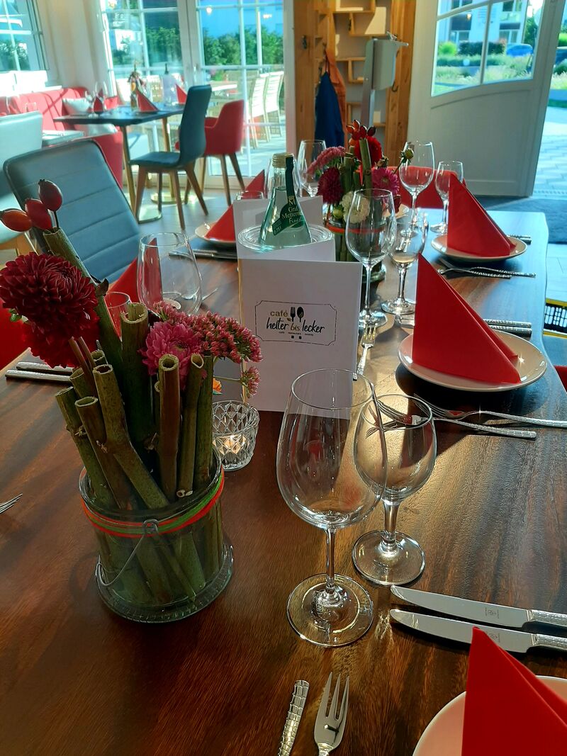 Festlich gedeckter Tisch anlässlich einer Geburtstagsfeier 