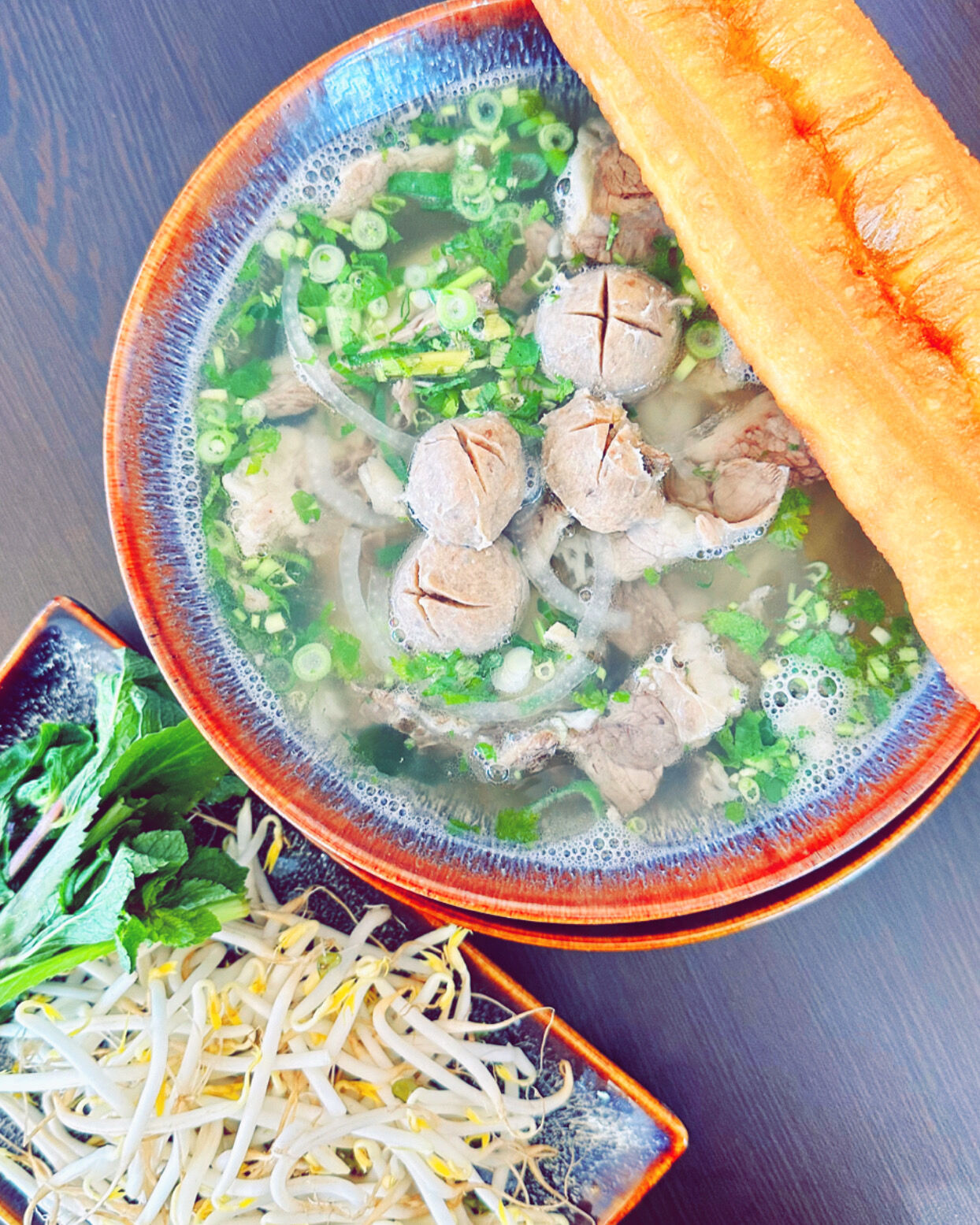 Pho Bo Reisbandnudeln Suppe mit Rindfleisch 