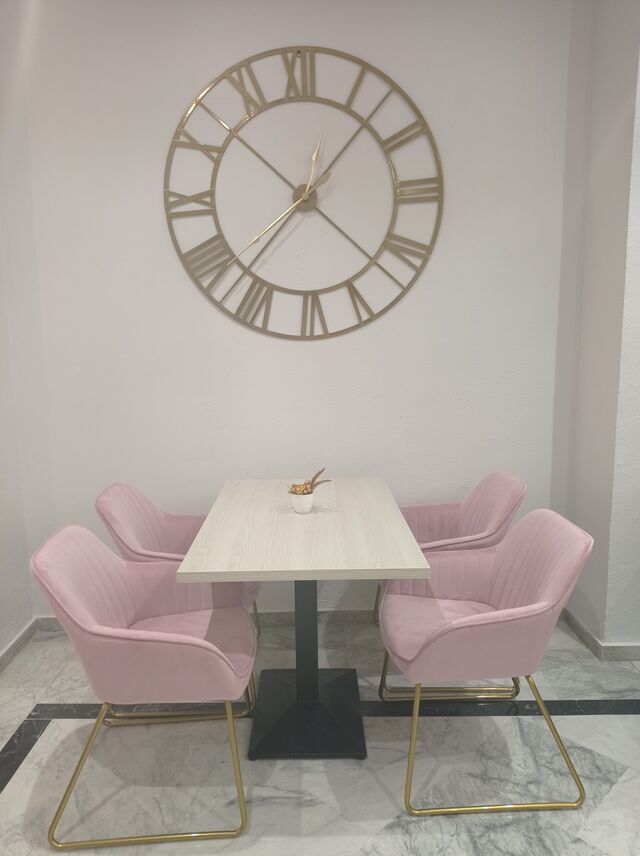 Mesas y sillas cómodas para una merienda en familia.