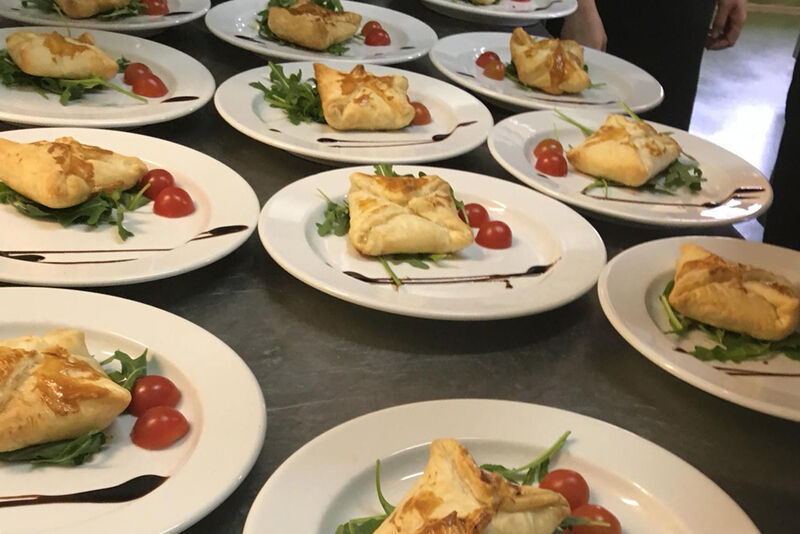 Entradas - Folhadinho de Queijo com Mel 