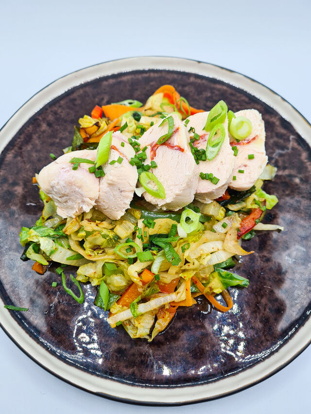 Ballotine de poulet, chorizo et mozzarella di bufala. Poêlée de légumes 🥕🥬🫑🍗