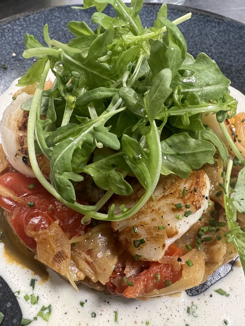Les Saint Jacques à la Plancha, Jus Yuzu, Fenouil, Tomates Cerises et Roquette