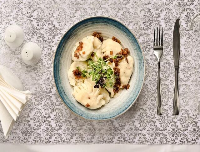 Pierogi z mięsem podane z okrasą (6 szt/8 szt) Alergeny (1,3,7) 19 zł /26 zł